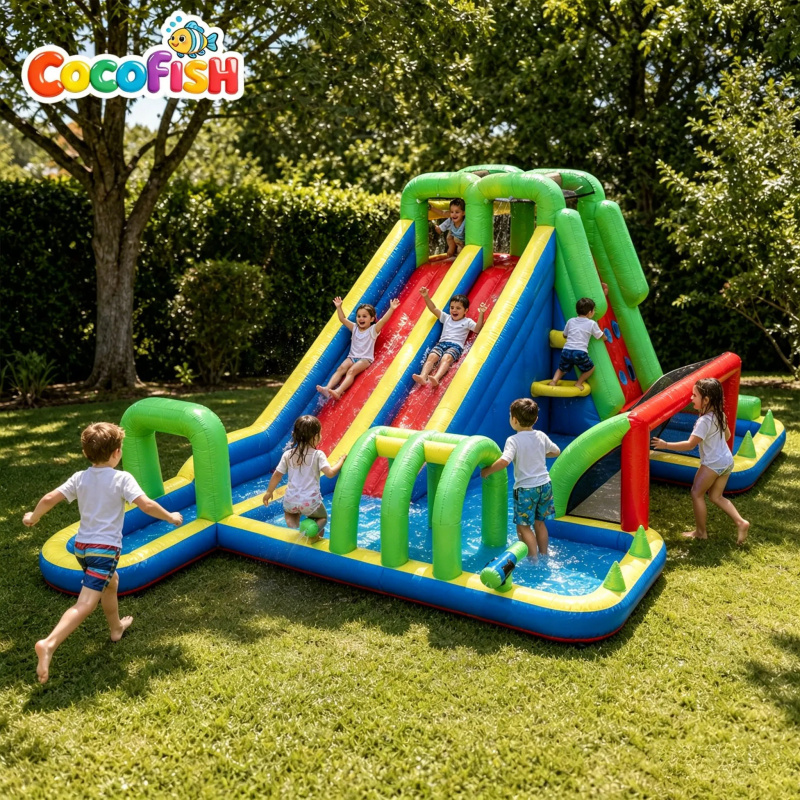 Water Slide Inflatable - ココフィッシュ大型インフレータブルウォーターパーク、デュアルレーシングスライド＆スプリンクラーシステム付き、夏用業務用バウンシーキャッスルウォーターコンボ